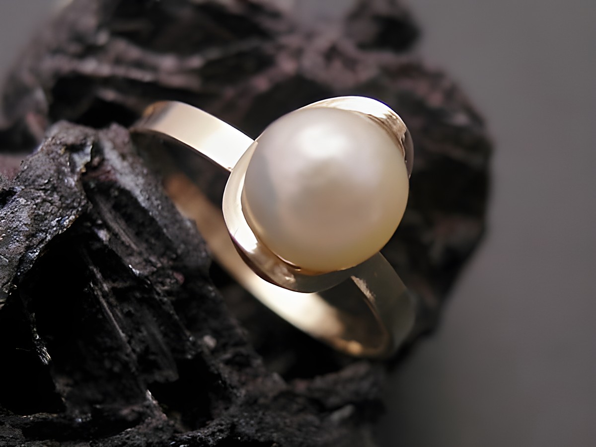 Gold Perlen Ring elegant Gr. 47,5 Zuchtperle 6,2 mm Gold 333 Goldring Hersteller Juwelier Harnisch bis Gr. 50/16 abgebildet auf schwarzem Untergrund.