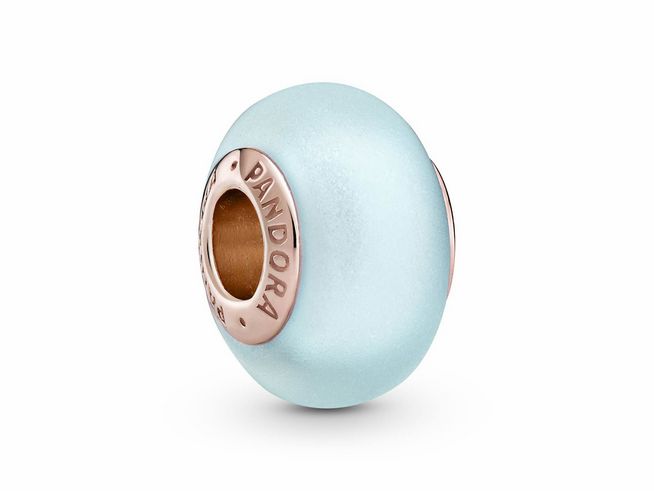 Mattblauer Muranoglas-Anhänger von Pandora in Rosé mit der Artikelnummer 789420C00, geschmeidige Oberfläche und elegantes Design, ideal für Armbänder und Schmuckkreationen.