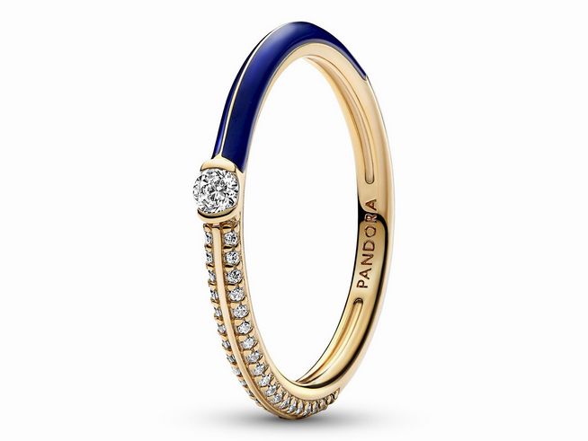 Doppelring von Pandora mit Pavé und blauer Emaillierung, gefertigt aus gelbgold vergoldetem Material, Größe 60, dekoriert mit einem funkelnden Zirkonia und zusätzlich mit kleinen Zirkoniasteinen.