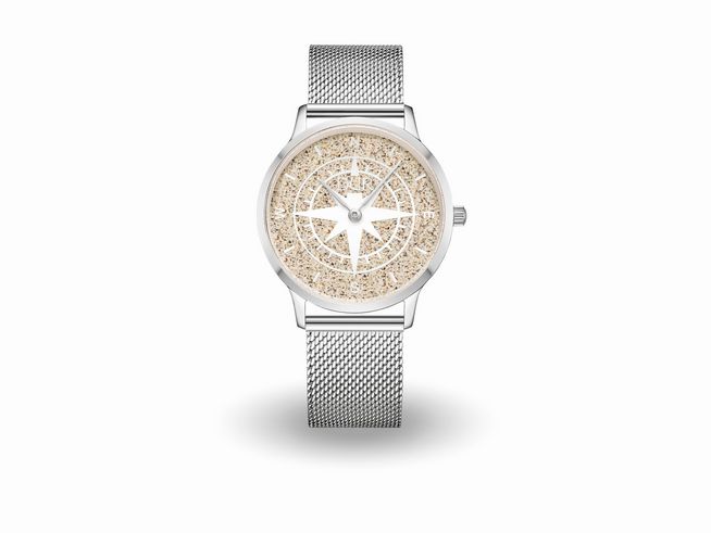 Uhr von DUR mit Edelstahl-Mesh-Armband und einem Zifferblatt aus Sand mit Kompassdesign, Modell Strandsand DW010, Durchmesser 40 mm.
