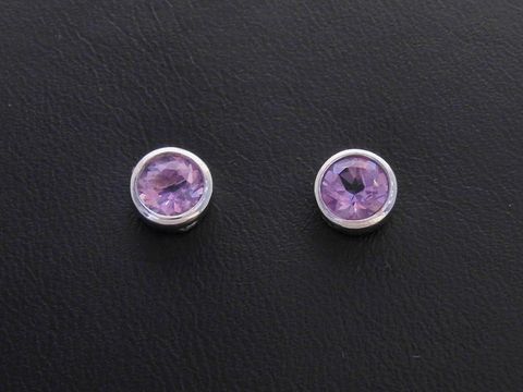 Silber Ohrringe rund mit Amethyst, rhodiniert, vom Hersteller Juwelier Harnisch, elegant und zeitlos, perfekt für jeden Anlass, hochwertig verarbeitet und ansprechend im Design.