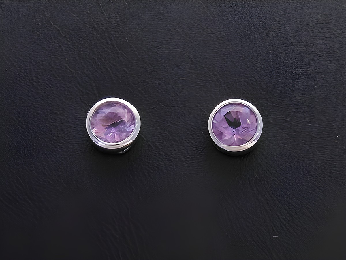 Silber Ohrringe rund mit Amethyst, rhodiniert, vom Hersteller Juwelier Harnisch, elegant und zeitlos, perfekt für jeden Anlass, hochwertig verarbeitet und ansprechend im Design.