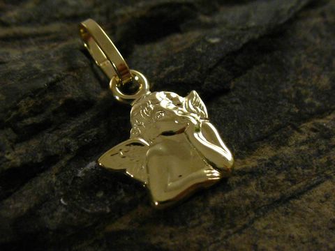 Polierter Gold Anhänger eines Schutzengels von 10 mm, hergestellt von Juwelier Harnisch, ideal als Schmuckstück oder Geschenk.