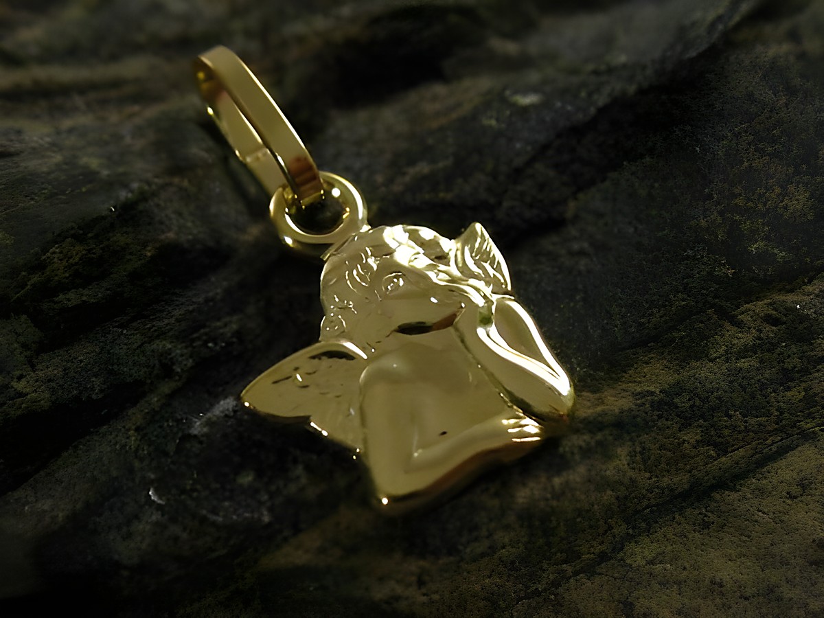 Polierter Gold Anhänger eines Schutzengels von 10 mm, hergestellt von Juwelier Harnisch, ideal als Schmuckstück oder Geschenk.