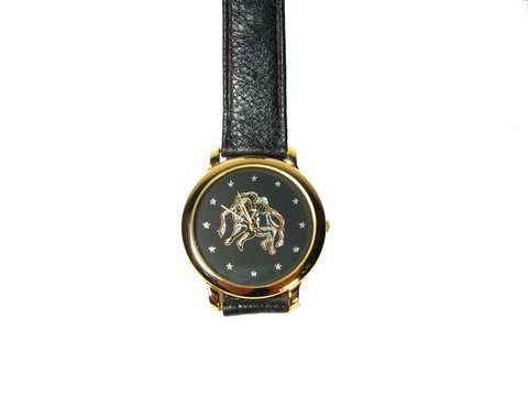 Zwilling Sternzeichen Uhr mit goldener Gehäusefassung und schwarzem Zifferblatt, 23 cm lang, 42x42 mm breit, Hersteller Juwelier Harnisch, zeitloses Armband.