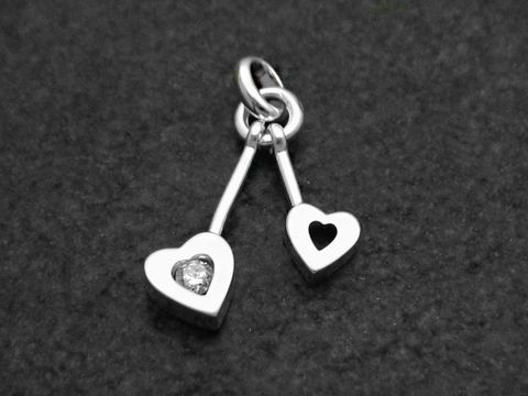 Zwei hängende Herz-Anhänger aus Sterlingsilber 925, einer besetzt mit Zirkonia, der andere mit einem Ausschnitt in Herzform, hergestellt von Juwelier Harnisch.