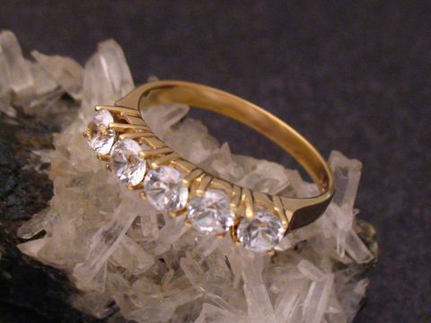 Gold 585 Ring graceful mit Zirkonen in Größe 59 von Juwelier Harnisch bis Größe 60/19, elegant und funkelnd, auf kristalliner Unterlage präsentiert.