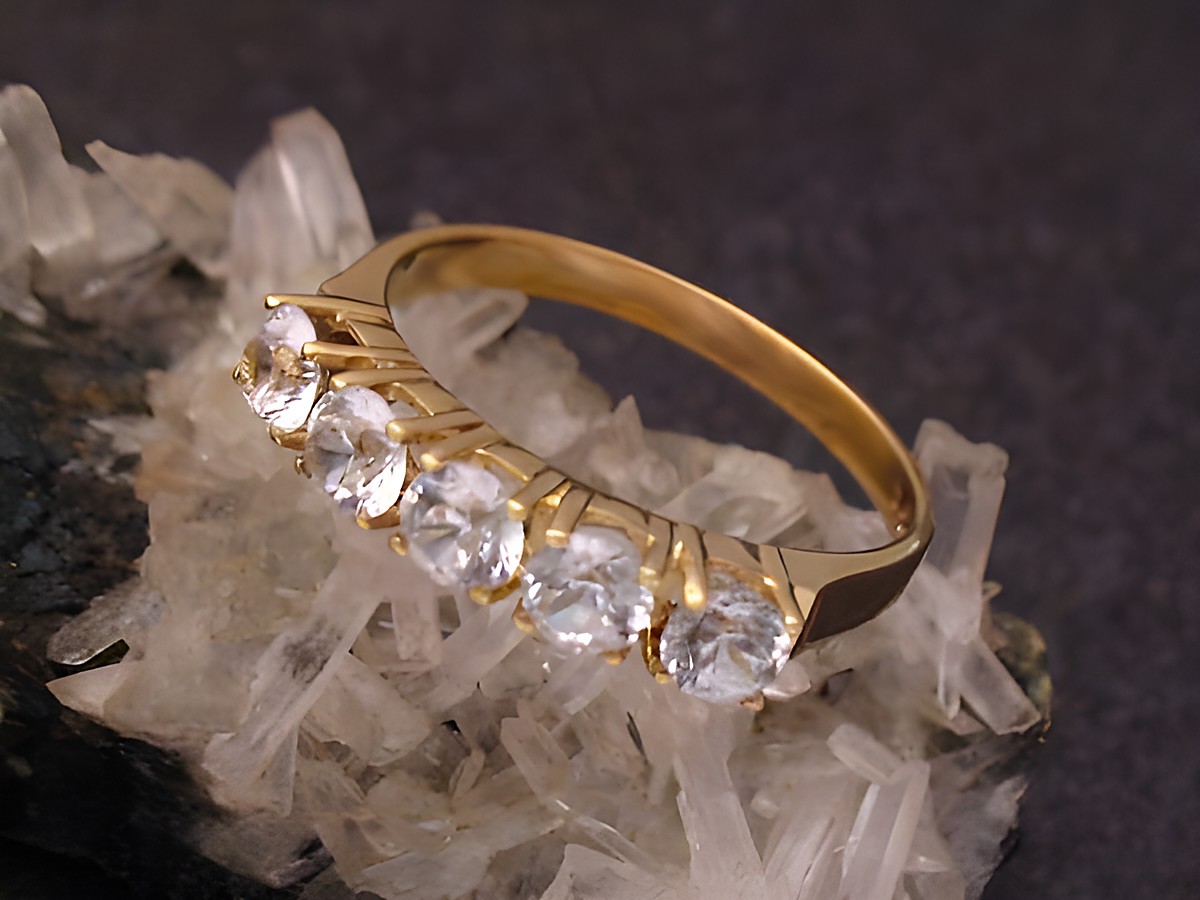 Gold 585 Ring graceful mit Zirkonen in Größe 59 von Juwelier Harnisch bis Größe 60/19, elegant und funkelnd, auf kristalliner Unterlage präsentiert.