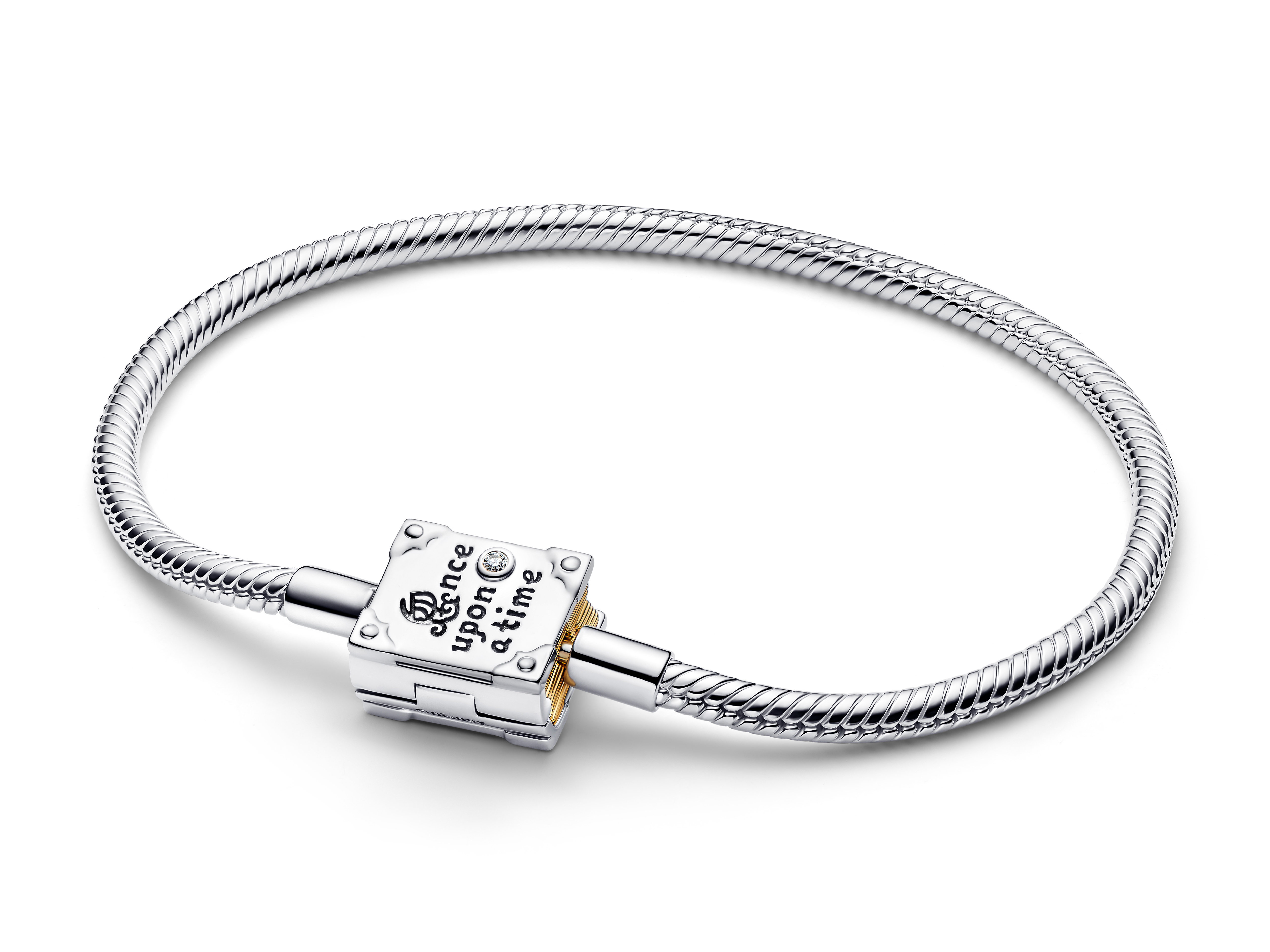 Silbernes Armband von Pandora mit einem Verschluss in Form eines offenen Buches, verziert mit einem Lab-Grown Diamanten und dem Schriftzug Once upon a time, in 21 cm Länge.