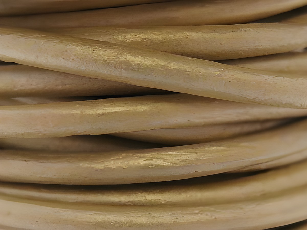 Lederband in Perlmutt-Optik, 90 cm lang, 3 mm dick, mit silbernem Bajonettverschluss in Metallic-Design, hergestellt von Juwelier Harnisch.