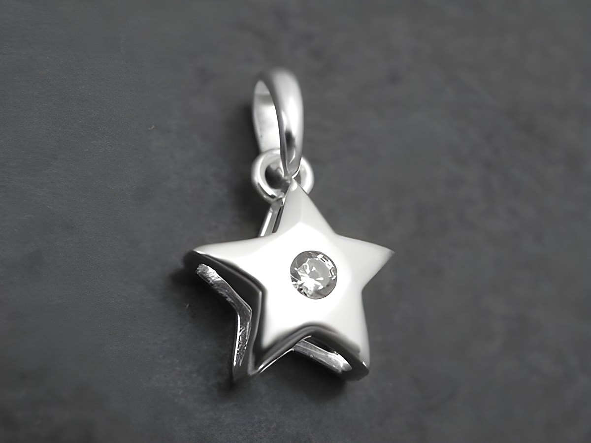 Sternchen Silber Anhänger aus Sterling Silber mit Zirkonia, hergestellt vom Juwelier Harnisch, inspiriert von Sonne, Mond und Sternen.