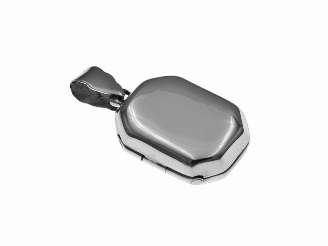 Eckiges Silber Medaillon aus Sterling Silber mit einem Durchmesser von 23,2 mm, poliert, hergestellt von Juwelier Harnisch, elegante und zeitlose Form, ideal als Schmuckstück oder Geschenk.