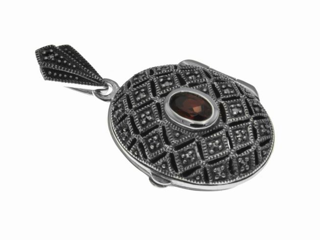 Granat Medaillon oval nostalgisch aus Sterling Silber, Hersteller Juwelier Harnisch, mit funkelndem Stein und filigraner Musterung, ideal als edles Schmuckstück für besondere Anlässe.