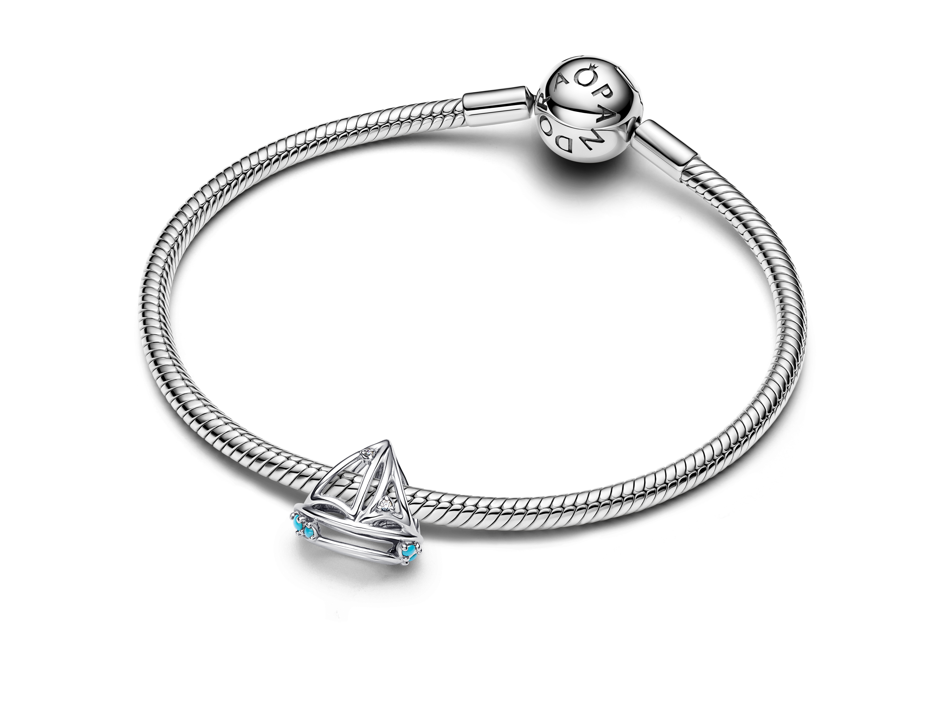 Offen gearbeiteter Segelboot Charm aus Sterling Silber mit detailreicher Verarbeitung und blauen Akzenten, passend für Pandora Armbänder, neuartige Kreation von Pandora.
