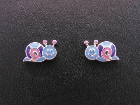 Silber Ohrstecker in Schneckenform mit blauen, pinken und lila Lackelementen, putziges Design, hergestellt von Juwelier Harnisch, ideal für Kinder.