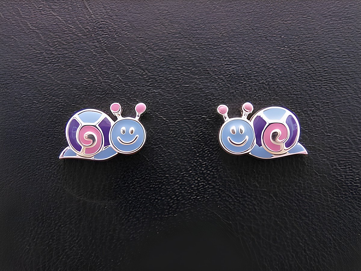Silber Ohrstecker in Schneckenform mit blauen, pinken und lila Lackelementen, putziges Design, hergestellt von Juwelier Harnisch, ideal für Kinder.
