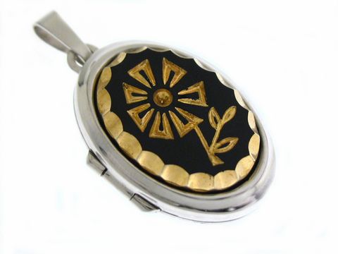 Medaillon aus Sterling Silber mit floralem Motiv in Goldoptik, schwarz lackierter Hintergrund und schimmerndem Cabochon, hergestellt von Juwelier Harnisch.