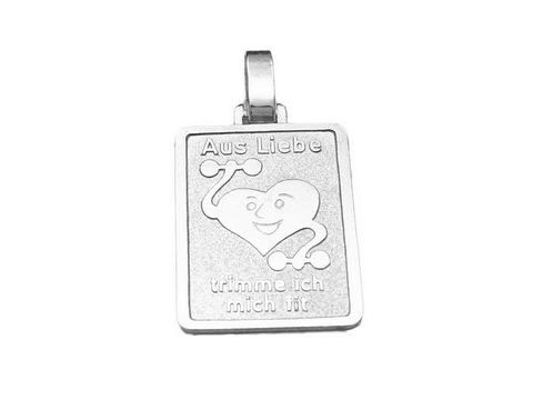 Silber Anhänger mit der Gravur Aus Liebe trimme ich mich fit, Hersteller Juwelier Harnisch, zeigt ein herzförmiges Motiv mit einem lächelnden Gesicht und Hanteln.