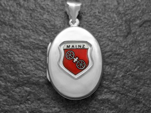 Ein silbernes Medaillon mit dem Stadtwappen von Mainz zeigt ein rotes Schild mit zwei blauen Rädern und dem Schriftzug Mainz. Hergestellt von Juwelier Harnisch aus Rheinland-Pfalz.