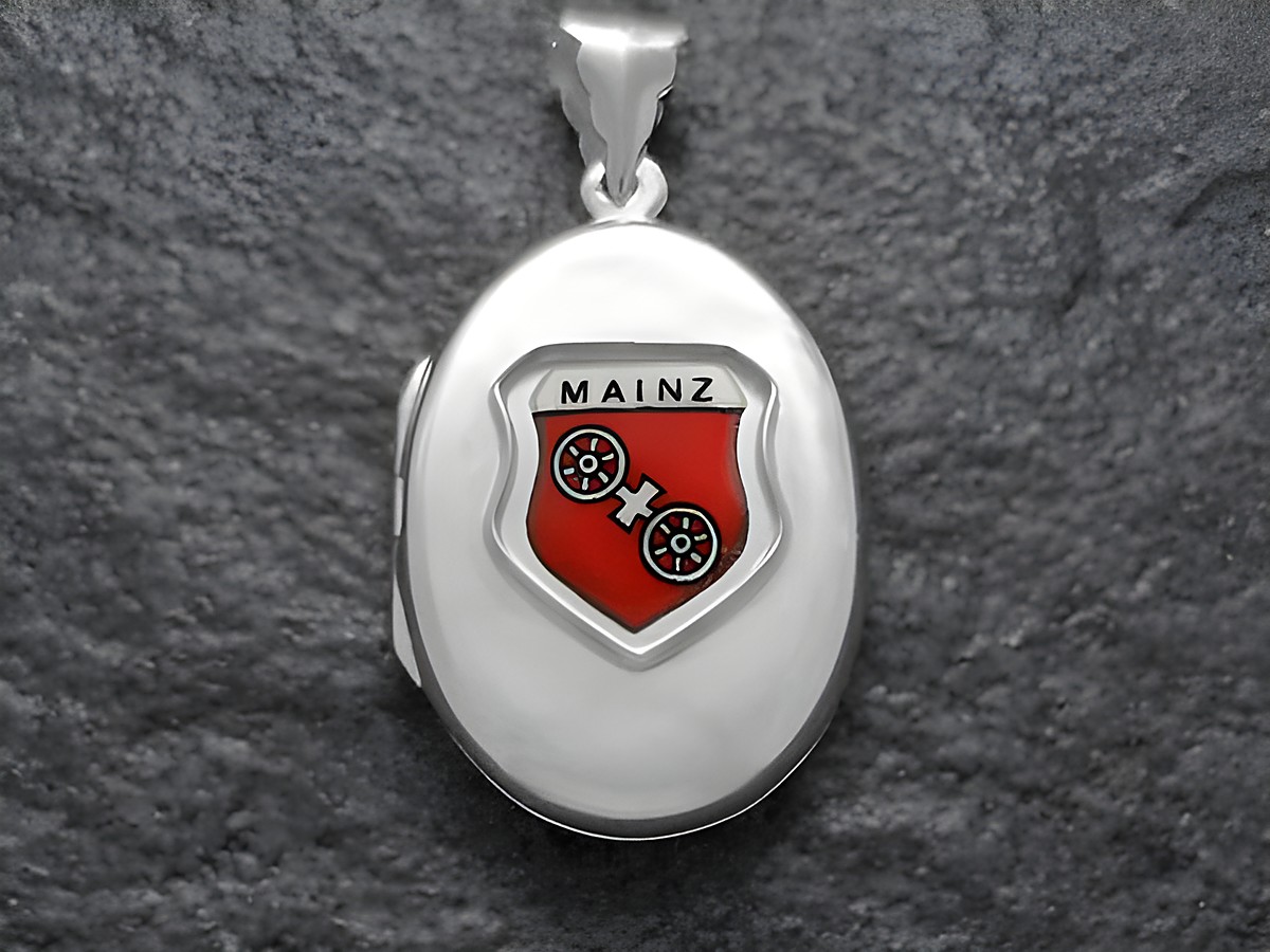 Ein silbernes Medaillon mit dem Stadtwappen von Mainz zeigt ein rotes Schild mit zwei blauen Rädern und dem Schriftzug Mainz. Hergestellt von Juwelier Harnisch aus Rheinland-Pfalz.