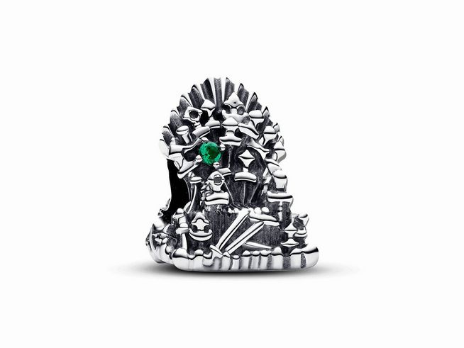 Der Anhänger zeigt den Eiserne Thron aus der Serie Game of Thrones, aus hochwertigem Sterling Silber mit einem grünen Kristall, detailreich gestaltet und symbolisiert Macht und Stärke.
