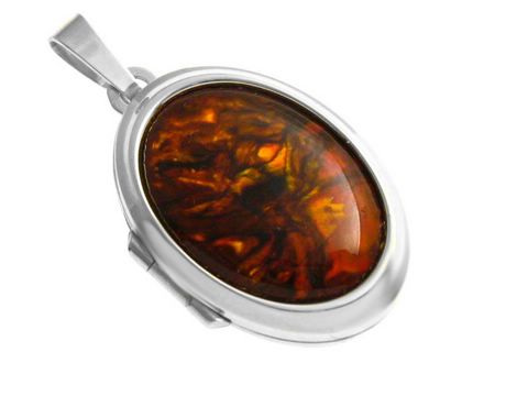 Perlmutt Cabochon in ovaler Form, eingefasst in einem Medaillon aus Weißgold 585, hergestellt von Juwelier Harnisch. Das Medaillon hat eine bronzefarbene Umrandung und glänzende Oberflächen.