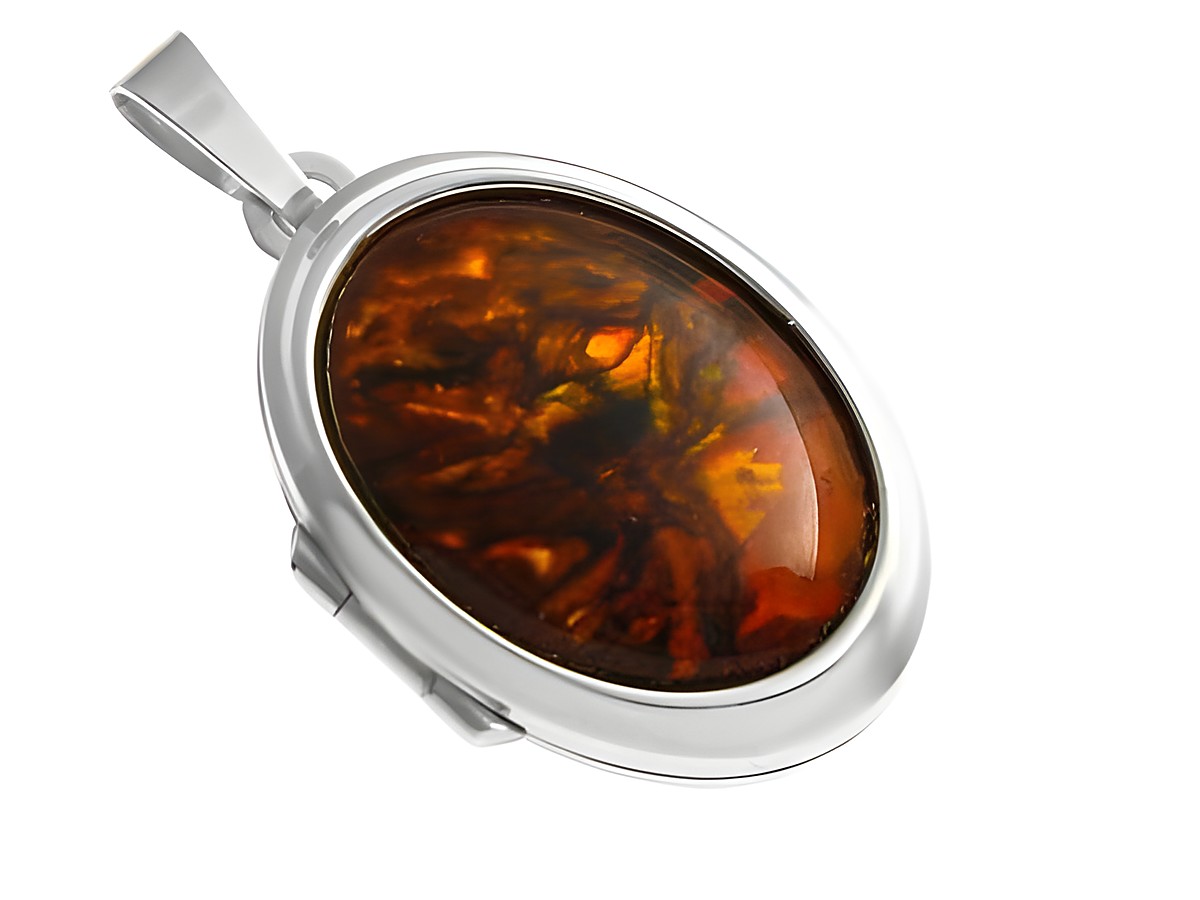 Perlmutt Cabochon in ovaler Form, eingefasst in einem Medaillon aus Weißgold 585, hergestellt von Juwelier Harnisch. Das Medaillon hat eine bronzefarbene Umrandung und glänzende Oberflächen.