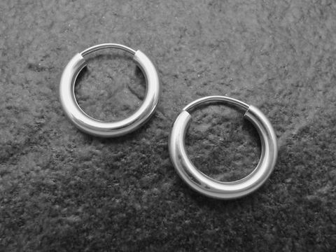 Silber Creolen mit einem Durchmesser von 1,5 cm aus rhodiniertem Sterling Silber, 2,5 mm dick, hergestellt von Juwelier Harnisch, ideal für elegante Akzente.
