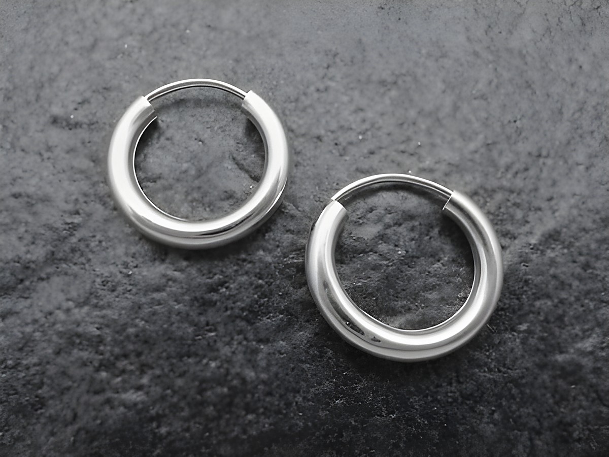 Silber Creolen mit einem Durchmesser von 1,5 cm aus rhodiniertem Sterling Silber, 2,5 mm dick, hergestellt von Juwelier Harnisch, ideal für elegante Akzente.