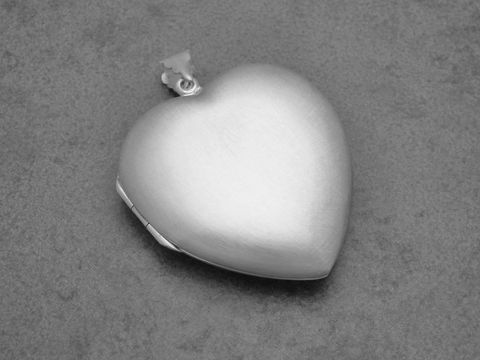 Herz aus mattiertem Sterling Silber, 45 mm, von Juwelier Harnisch, elegant und zeitlos, ideal als persönliches Geschenk oder Schmuckstück für besondere Anlässe.