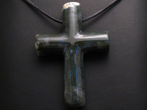 69399-0 Steinkreuz aus Achat in Dunkelgrün und Weiß mit Lederkette, Hersteller Juwelier Harnisch, Anhänger mit Edelsteinen.