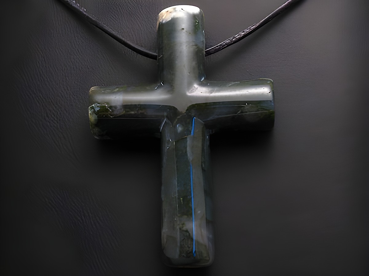 Steinkreuz aus Achat in Dunkelgrün und Weiß mit Lederkette, Hersteller Juwelier Harnisch, Anhänger mit Edelsteinen.