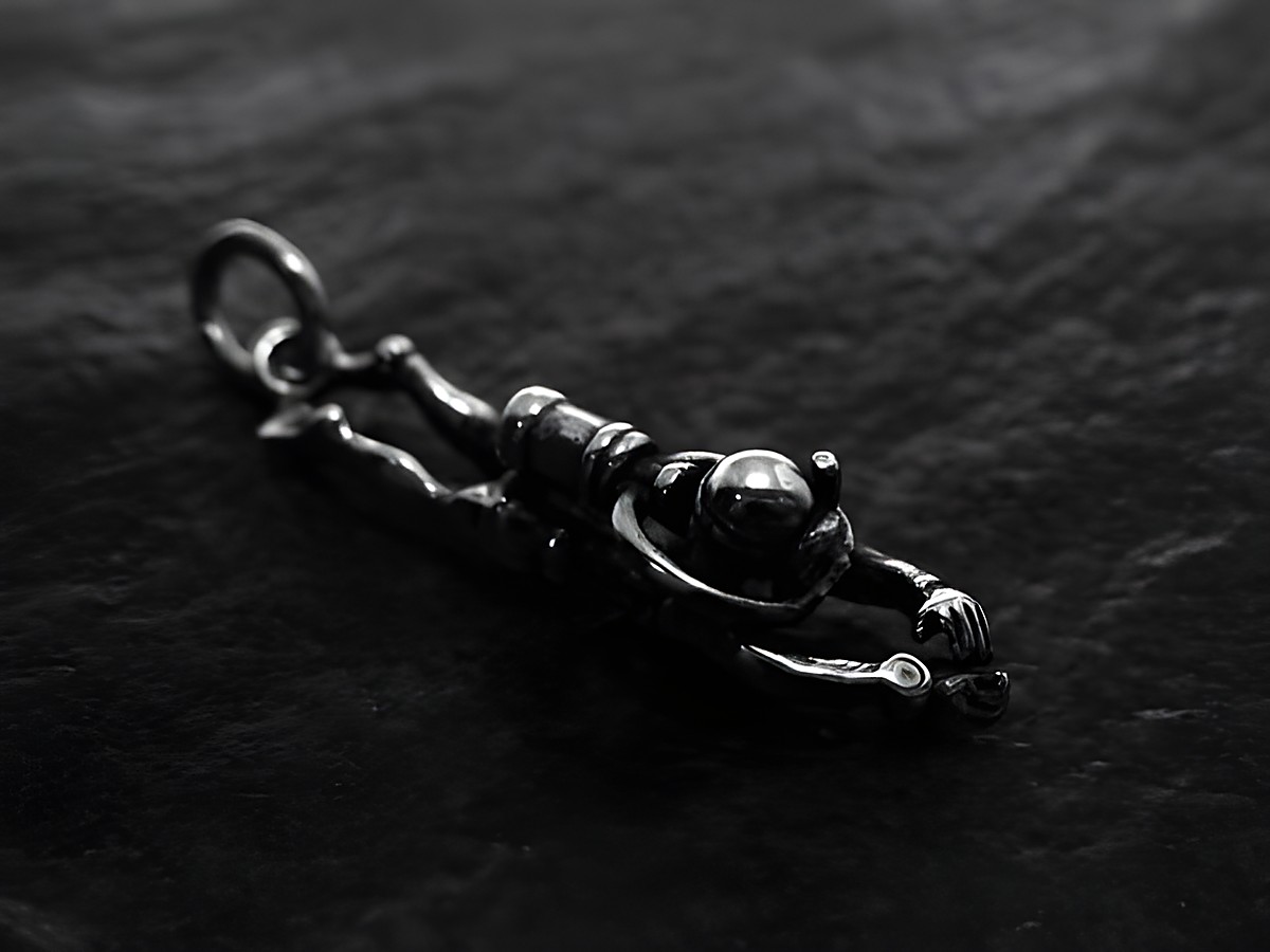 Taucher - DIVING - Sterling Silber Anhänger von Juwelier Harnisch, detailreich gestalteter Anhänger eines Tauchers in Aktion, ideal für Sport- und Tauchliebhaber.