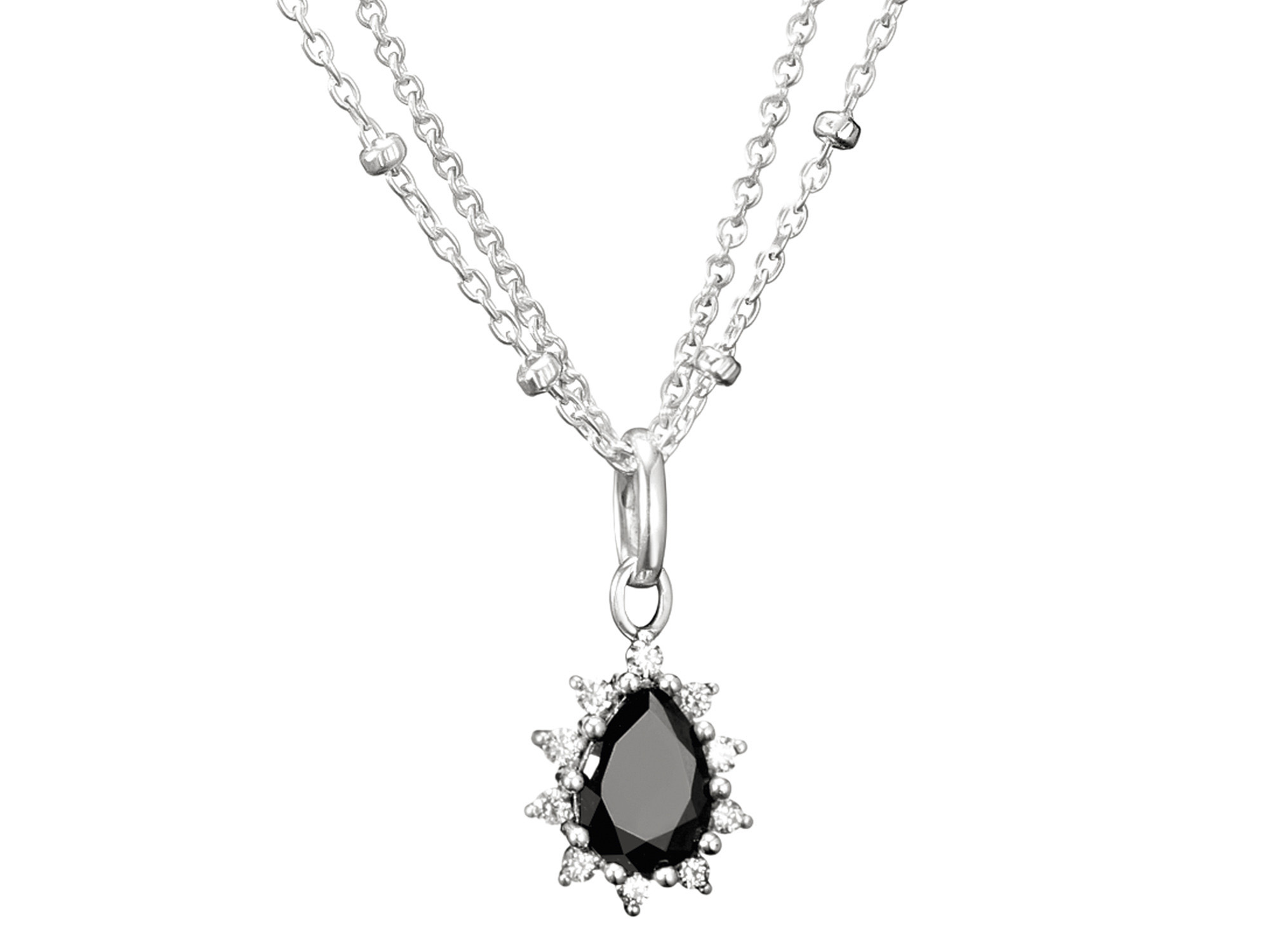 Eine elegante Halskette mit zwei Strängen aus feinem Silber, verziert mit einem tropfenförmigen schwarzen Stein, umgeben von glitzernden kleinen Steinen, schick und modern.