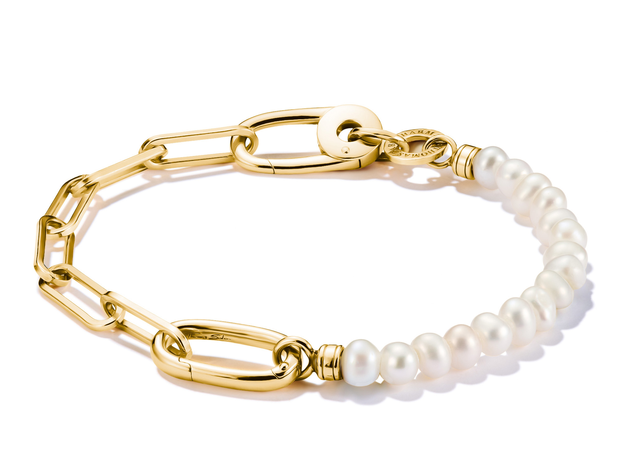 Charm Armband von Thomas Sabo mit einer Kombination aus silbernen Paperclip-Gliedern und Zuchtperlen, im eleganten Design mit einem Connect Link und einer Länge von 17 cm.