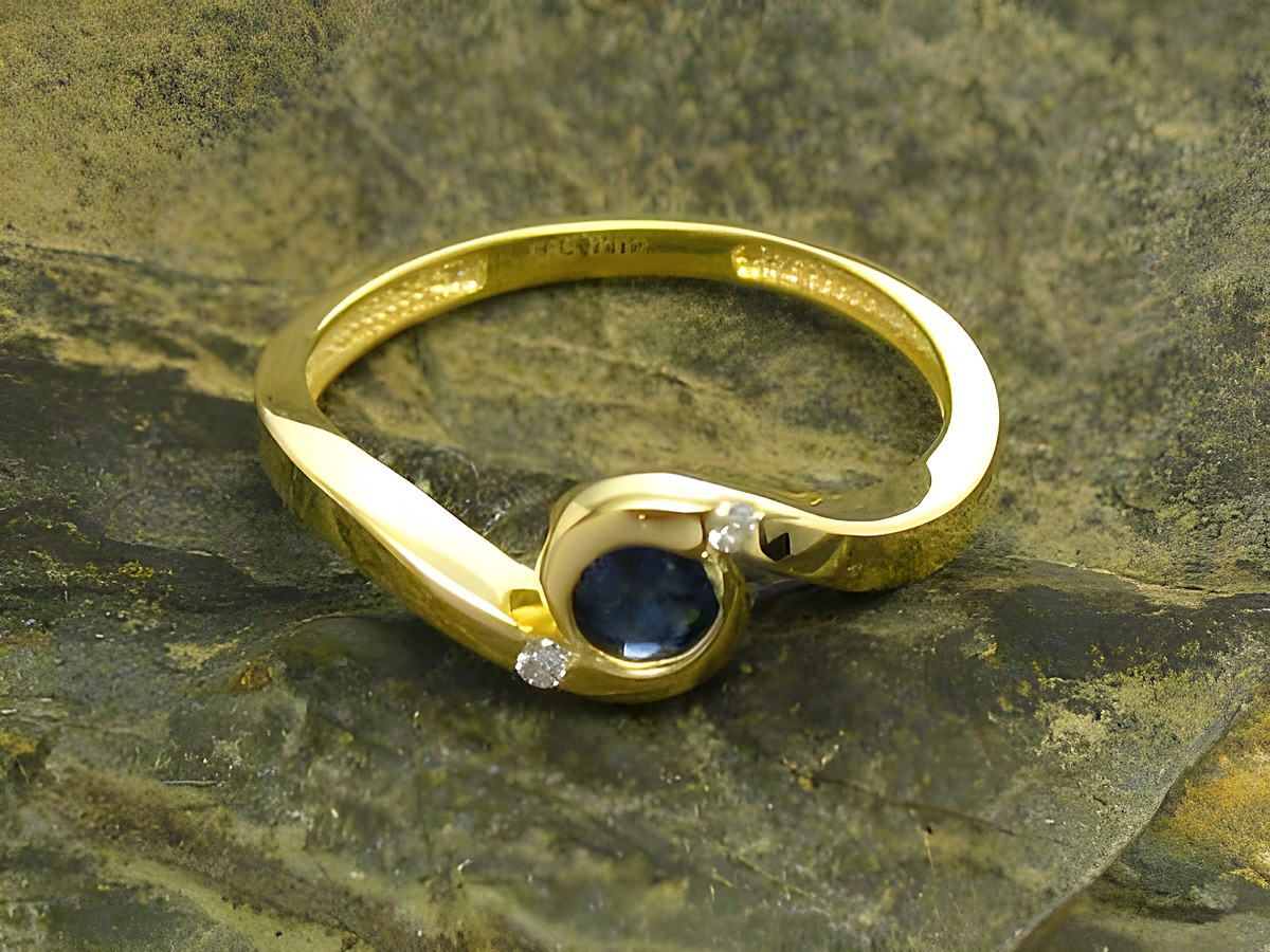 Goldring 585 mit Diamant und Saphir, Hersteller Juwelier Harnisch, Größe 56/18, elegantes Design mit geschwungener Form und farbigen Edelsteinen auf natürlichem Steinhintergrund.