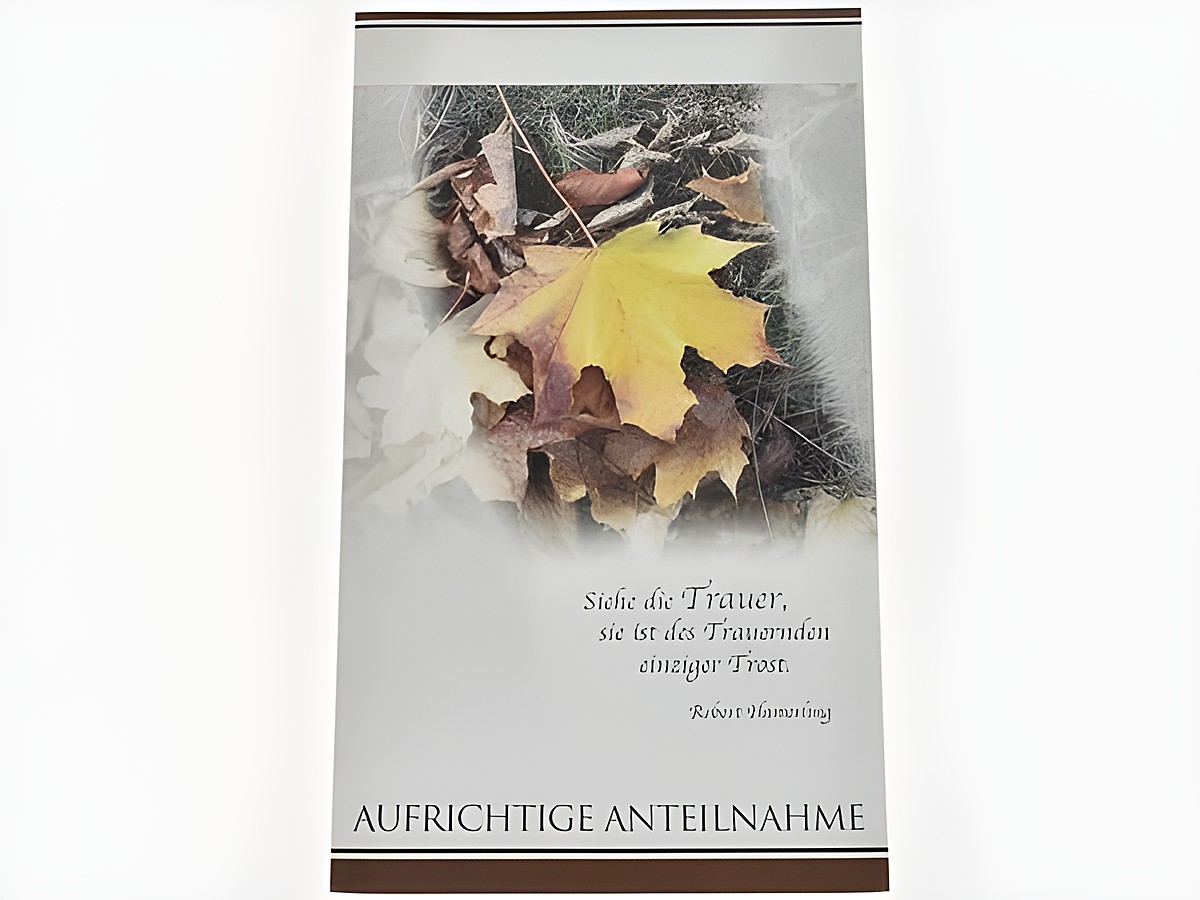 Trauerkarte mit herbstlichem Motiv von Juwelier Harnisch, zeigt gefärbtes Laub und die Inschrift Aufrichtige Anteilnahme sowie ein Zitat über Trauer als Trost.