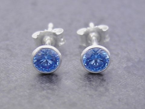 Ohrringe Kreis aus Sterling Silber mit funkelndem Zirkonia in hellblau, Hersteller Juwelier Harnisch, ideal für einen eleganten Look.