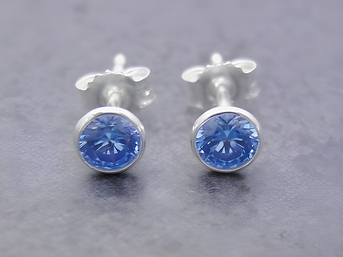 Ohrringe Kreis aus Sterling Silber mit funkelndem Zirkonia in hellblau, Hersteller Juwelier Harnisch, ideal für einen eleganten Look.
