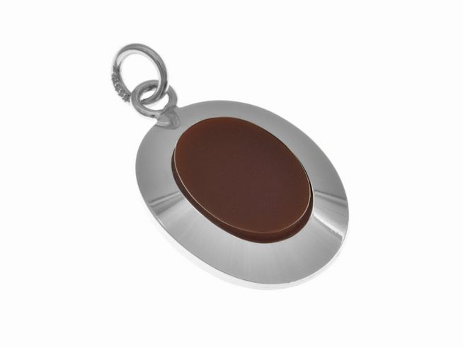 Eleganter ovaler Anhänger in Silber rhodiniert mit einem roten Karneol Stein, stilvoll und zeitlos, hergestellt von Juwelier Harnisch. Perfekt als besonderes Schmuckstück.