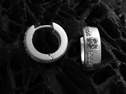 Elegante Creolen aus 1,7 cm Sterling Silber mit Zirkonia, Hersteller Juwelier Harnisch, bis 25 mm, ideal für stilvolle Akzente und geprägte Eleganz.