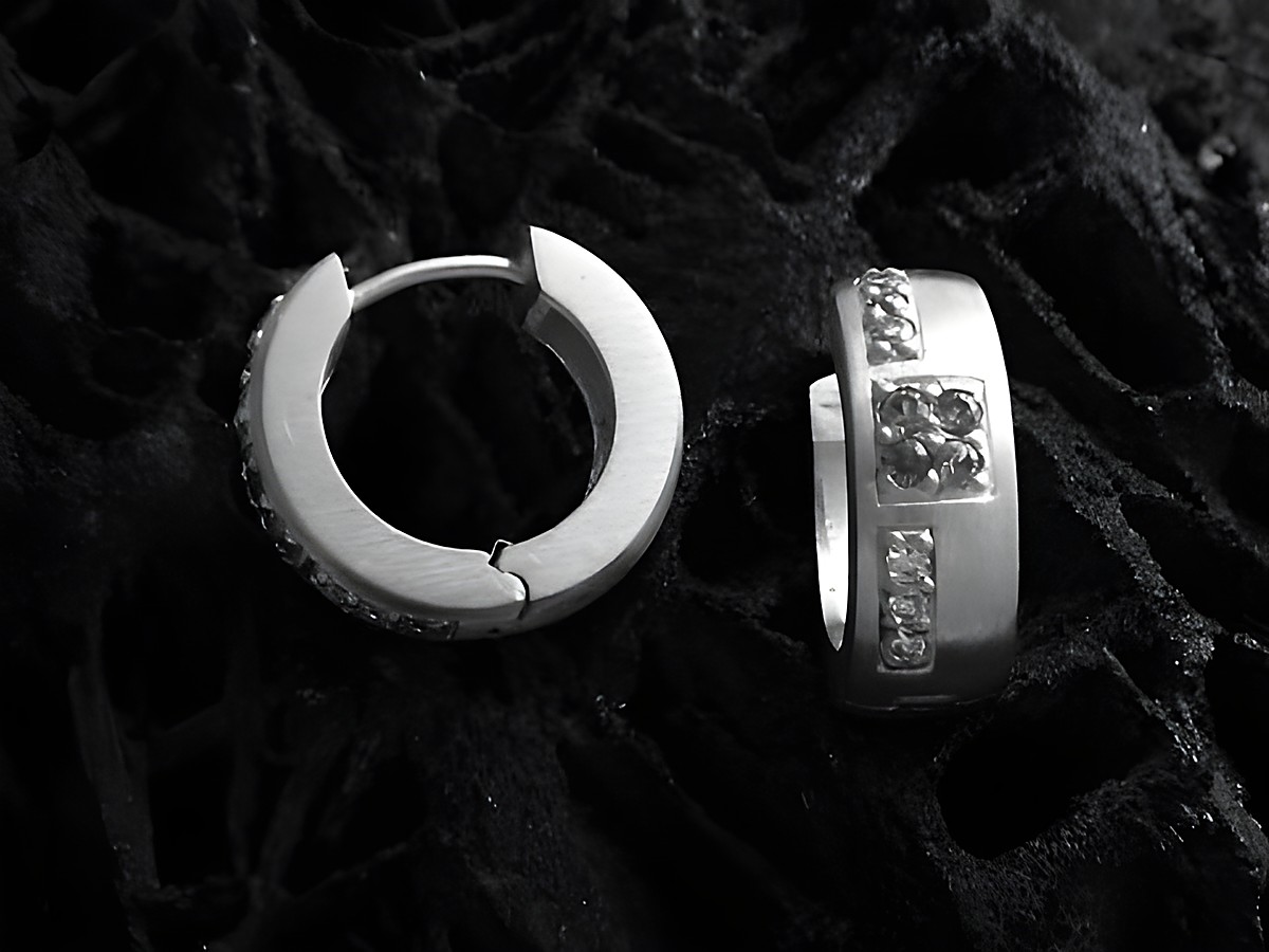 Elegante Creolen aus 1,7 cm Sterling Silber mit Zirkonia, Hersteller Juwelier Harnisch, bis 25 mm, ideal für stilvolle Akzente und geprägte Eleganz.
