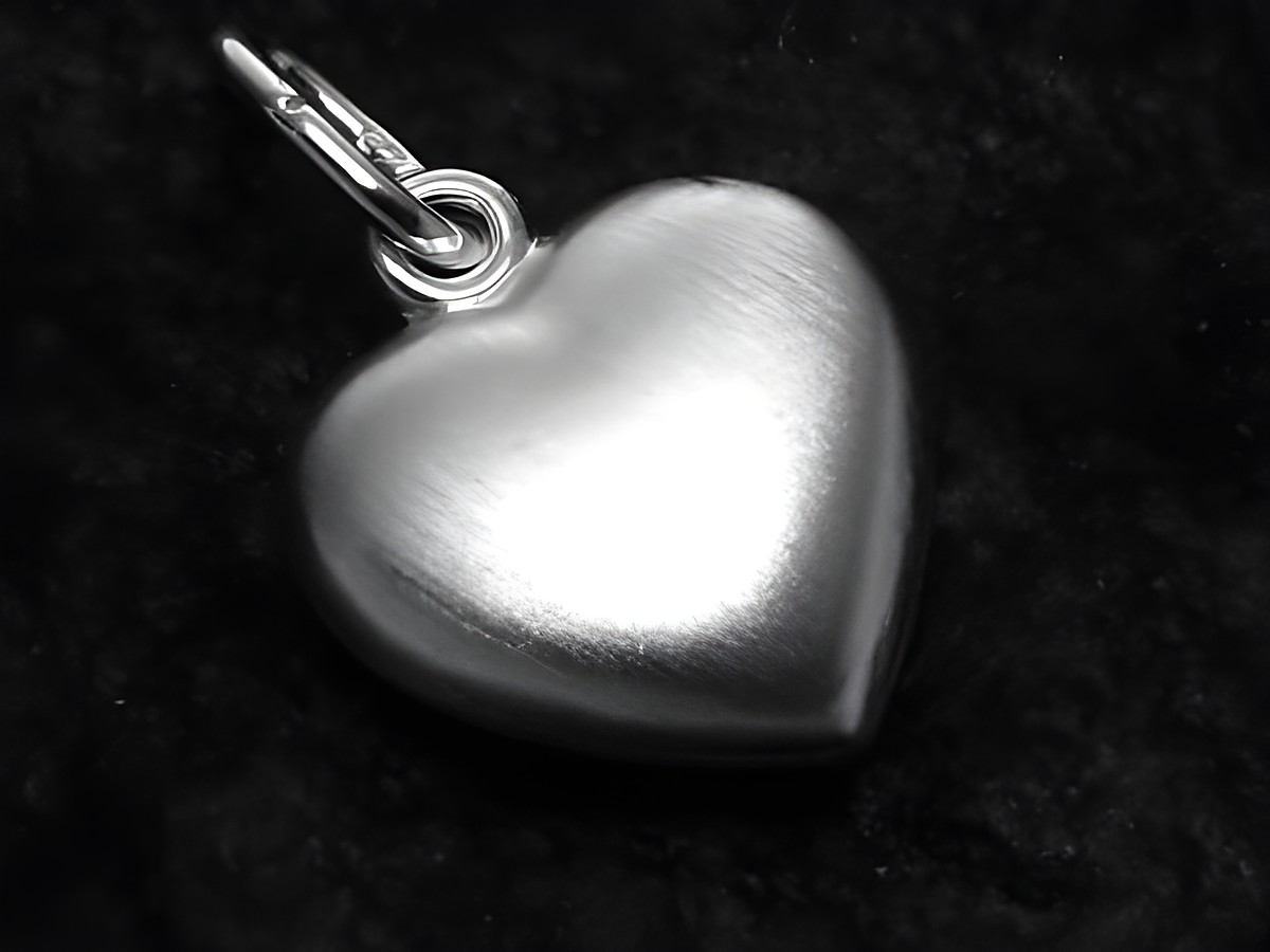 Herz Anhänger mattiert und poliert aus Sterling Silber, Durchmesser 10 mm, Hersteller Juwelier Harnisch, plastisch gestaltet, edles Design für individuellen Schmuck.
