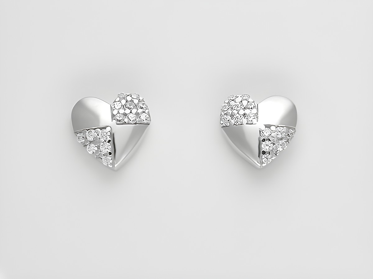 Silber Ohrringe in Herzform aus Sterling Silber mit Schachmuster und Zirkonia, Hersteller Juwelier Harnisch, zierende Stecker für eleganten Schmuck.