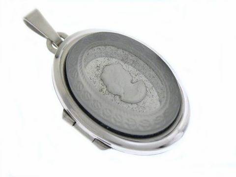 Medaillon aus Sterling Silber mit Graugemmen-Cabochon, zeigt ein feines Relief, Hersteller Juwelier Harnisch, elegantes zeitloses Design.