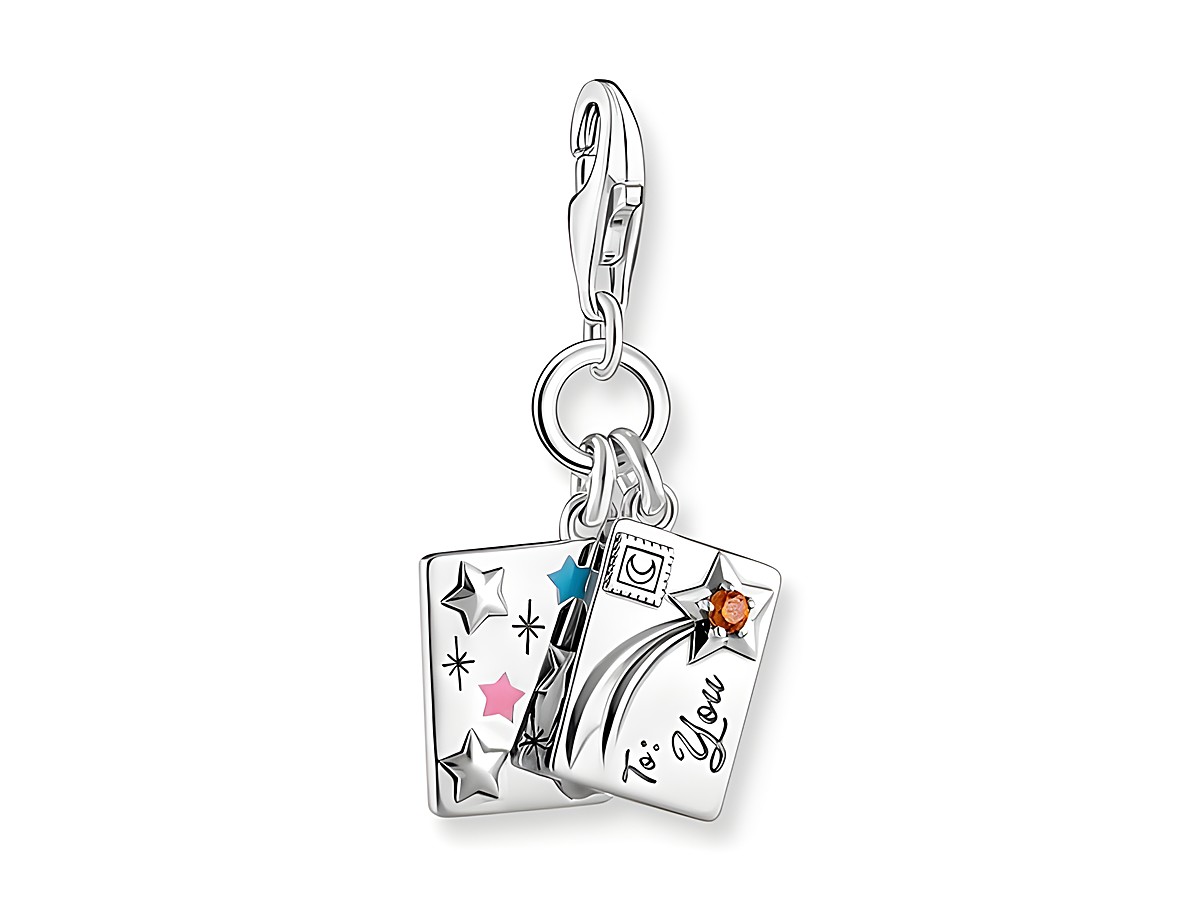 Charm-Anhänger von Thomas Sabo mit dem Motiv Make a wish, aus geschwärztem Silber, Emaille in Farben und Zirkonia-Details, gestaltet als Briefumschlag mit Sternen und einem Zauberstab.