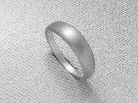 Taufring aus Sterling Silber, schlicht und elegant, mattiert. Hersteller: Juwelier Harnisch, hochwertiges Silberdesign. Ideal für besondere Anlässe oder als zeitloses Schmuckstück.