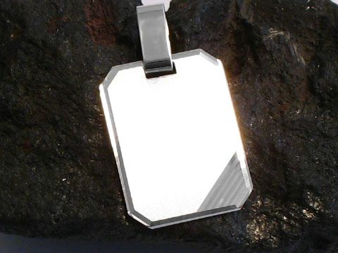 Sterling Silber Gravurplatte Diamantschliff Anhänger D von Juwelier Harnisch, schlicht und elegant, mit glatter Oberfläche und facettenreicher Kante, ideal zum Gravieren.