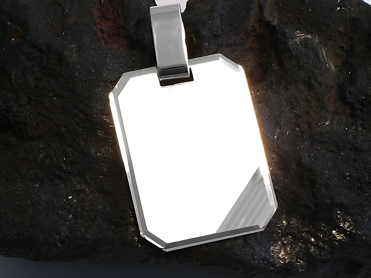 Sterling Silber Gravurplatte Diamantschliff Anhänger D von Juwelier Harnisch, schlicht und elegant, mit glatter Oberfläche und facettenreicher Kante, ideal zum Gravieren.