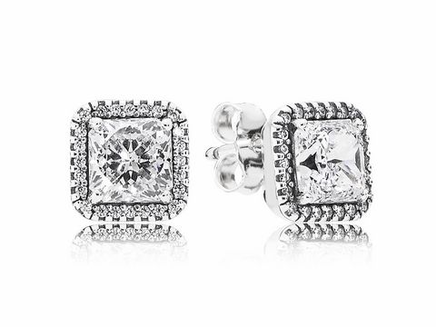 Schlichte und elegante Ohrringe von Pandora aus Silber mit klaren Zirkonia, quadratischem Design und funkelndem Rand, ideal für festliche Anlässe oder den täglichen Gebrauch.
